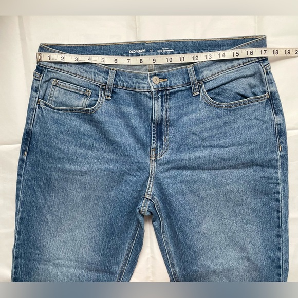 Old Navy Mid-Rise Boyfriend Denim Jean - Picture 4 of 8